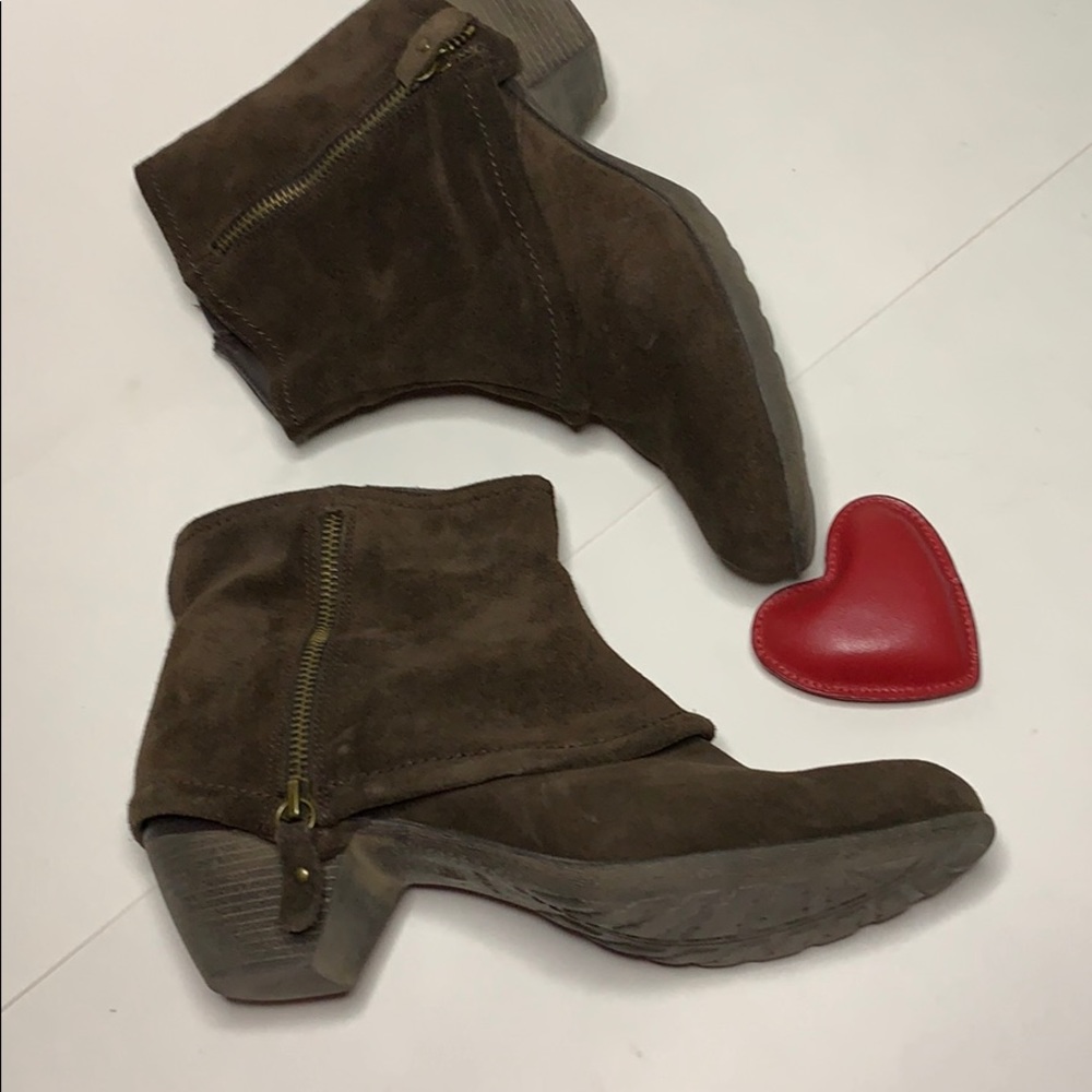 Kelly & Katie brown suede booties❄️.